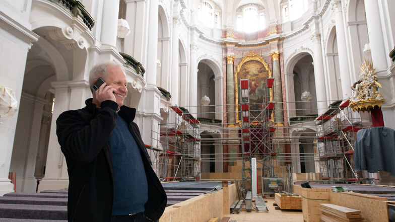 Dompfarrer Norbert Büchner kümmert sich derzeit nicht nur um Gottesdienste, sondern auch um die Bauarbeiten in der Hofkirche.