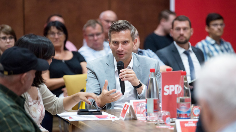 SPD-Spitzenkandidat Dulig unterhält sich während seiner diesjährigen Küchentisch-Tour mit Bürgern.