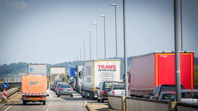 Stark befahren ist die Flügelwegbrücke, auf der sich der Verkehr auch oft staut. Von 2001 bis 2004 war sie neu gebaut worden. Sie weist aber schon wieder solche Schäden auf, dass die Fahrbahn wieder instandgesetzt werden muss.