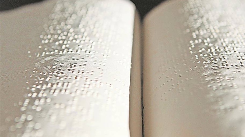 Bibel zum Fühlen: Die 32-bändige Ausgabe in Brailleschrift füllt im Bibelhaus rund anderthalb Regalmeter.