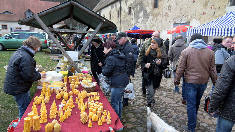 Neben frischen Produkten können Besucher kunstvoll gezogene Kerzen und andere Besonderheiten passend zur Weihnachtszeit auf dem Bauernmarkt im Kloster Buch erwerben.