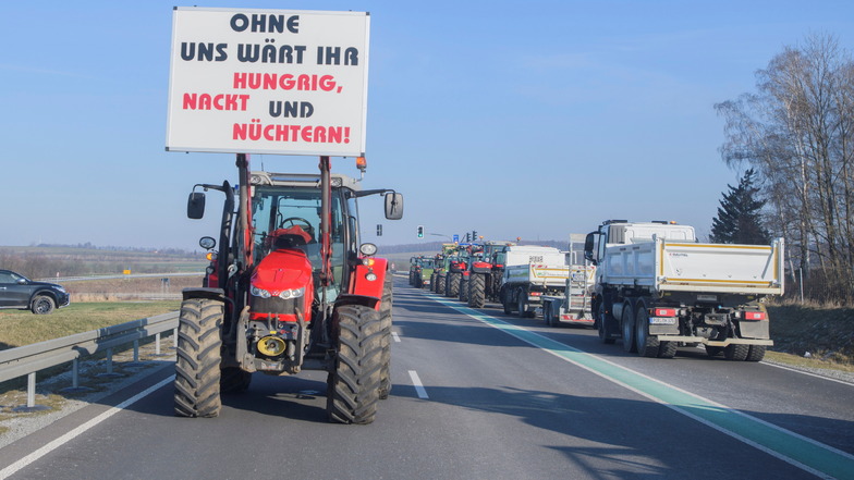 Mit Bannern machten die Bauern bereits am Montag ihrem Frust Luft - so wie hier an der Autobahnauffahrt Leppersdorf/Pulsnitz.