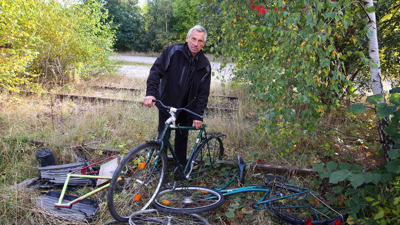 Auch jede Menge Schrott liegt auf den zugewachsenen Gleisen. Diese Fahrräder sind in den letzten Tagen neu hinzugekommen. Eckhard Göbel möchte das Thema öffentlich machen, damit nicht noch mehr Müll auf dem Areal landet.