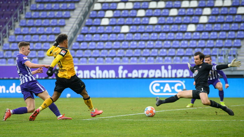 Das Hinspiel entschied Dynamos Stürmer Ransford-Yeboah Königsdörffer nach einem schlimmen Fehlpass von Aues Torwart Martin Männel.
