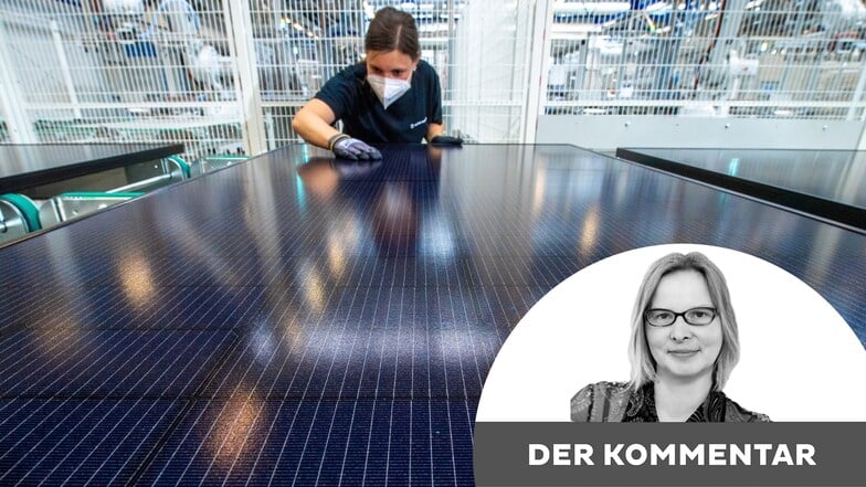 Eine Mitarbeiterin begutachtet in der Endkontrolle einer Produktionslinie für Solarmodule im Werk der Meyer Burger Technology AG in Freiberg ein Solarmodul.