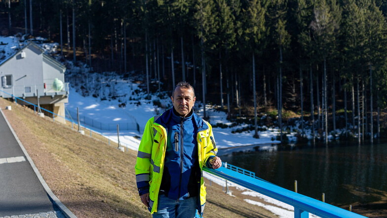 Ehsan Amani ist bei der Landestalsperrenverwaltung für die Stauanlagen im oberen Elbtal verantwortlich. Hinter ihm ist der Stausee für den Probestau des neuen Damms im Pöbeltal zu sehen.