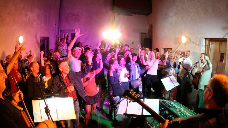 Hoch die Hände, Wochenende: Ausgelassene Stimmung bei der Hofnacht in Pirna, die nach zwei Jahren Zwangspause wieder gefeiert wurde.