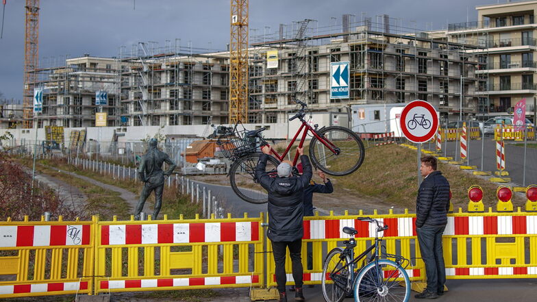 Dresdner Radfahrer ignorieren Sperrung des Elberadweges