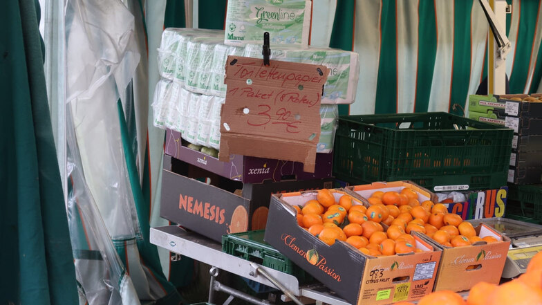 Zwischen Obst und Gemüse steht die gefragte Ware: Ein Paket für 3,90 Euro. 