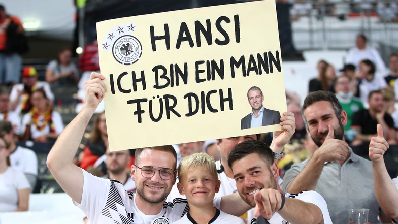 Flick-Euphorie: Ein Fan der deutschen Nationalmannschaft hält vor Beginn der Partie ein Schild mit der Aufschrift "Hansi ich bin ein Mann für dich" - und wirbt damit offenbar für den eigenen Nachwuchs.