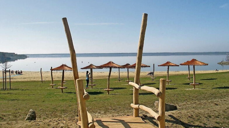 Die neuen Sonnenschirme vor der Strandbar Markise am Bärwalder See lassen das Sommerfeeling erahnen. Sobald es erlaubt ist, werden Liegen und Strandkörbe aufgestellt.