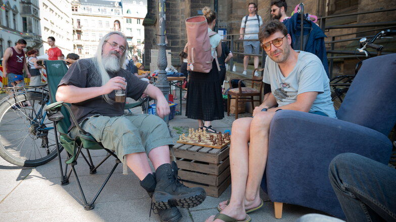 Schach auf dem Gehweg: Marc Heuer und Stefan Tietze spielen eine Partie an der Kirche.
