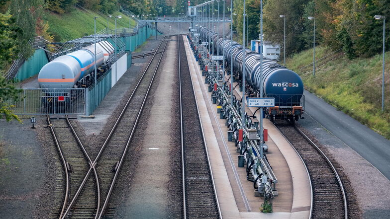 Damit der Güterverkehr zum Tanklager Rhäsa aufrechterhalten werden kann, sind erste Investitionen auf der Bahnstrecke Döbeln-Meißen geplant.
