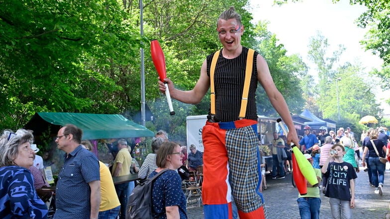 Von oben herab, aber keineswegs hochnäsig bespaßte Stelzenläufer Florian Fochmann auf der Straße unterhalb des Forte Belvedere.