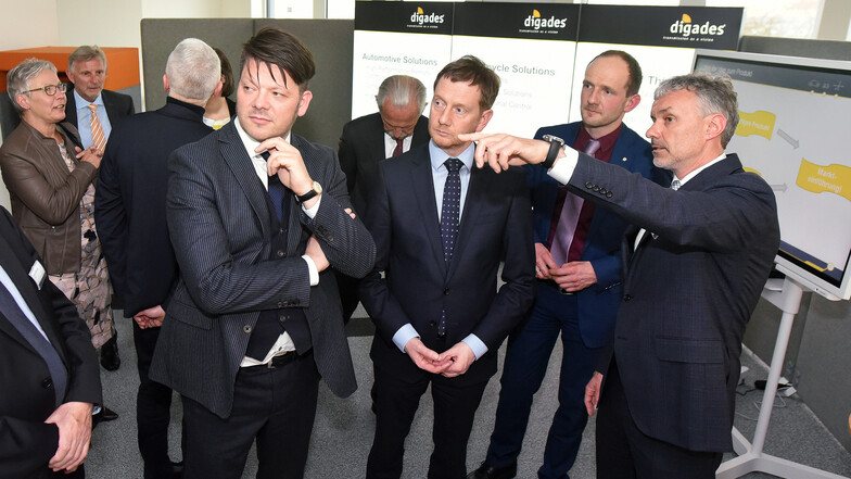 Digades-Chef Lutz Berger (rechts) zeigt Zittaus OB Thomas Zenker, Sachsens Ministerpräsidenten Michael Kretschmer und dem CDU-Landtagsabgeordneten Stephan Meyer (von links nach rechts) die neue Räumlichkeiten.