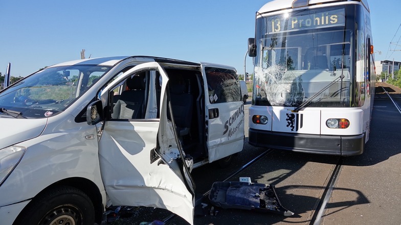 Nach Kollision mit Straßenbahn: Autofahrer in Dresden schwer verletzt