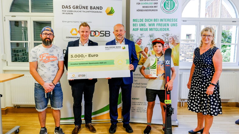 Vereins-Chef Heiko Schneider (Mitte) freut sich über den 5.000-Euro-Scheck, der mit der Ehrung verbunden ist. Davon wird auch Biathlon-Talent Luis Mittländer (2. v. r.) profitieren.