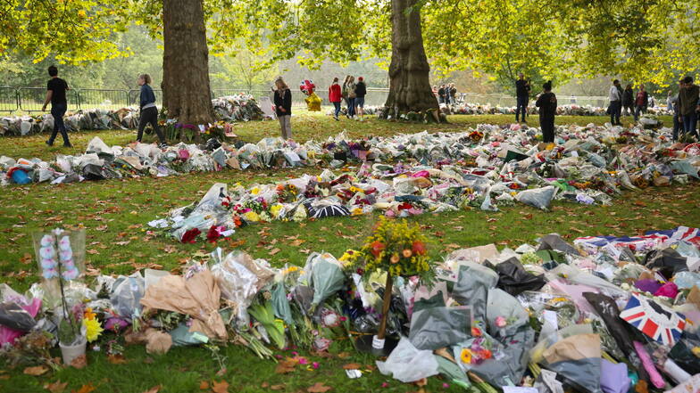 Unzählige Blumen und Trauernachrichten sind auf einer Wiese im Green Park neben dem Buckingham-Palast zu sehen.
