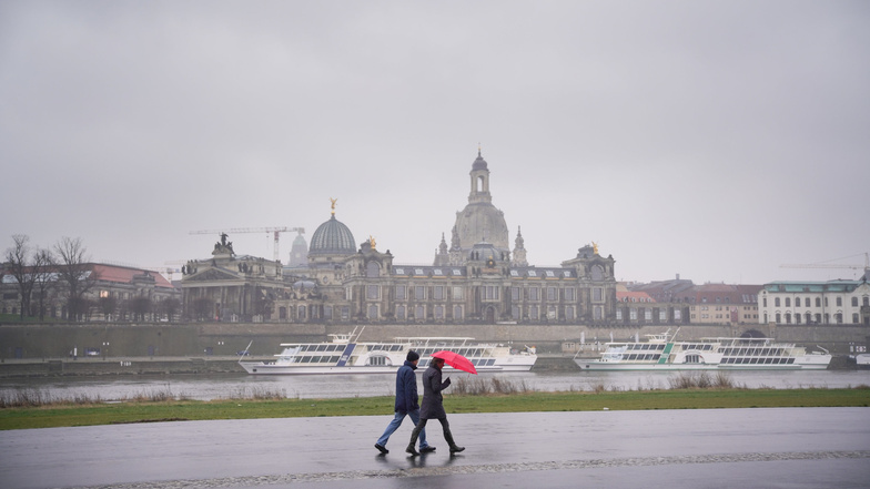 Erst am vergangenen Sonntag bot sich in Dresden wieder dieses Bild. Nach vielen trockenen Monaten muss schon seit Februar häufiger zum Regenschirm gegriffen werden.