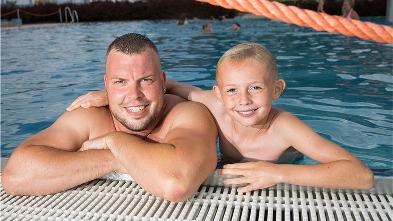 René Müller (36) und sein neunjähriger Sohn Marlon aus Coswig sind jede Woche im Stauseebad.