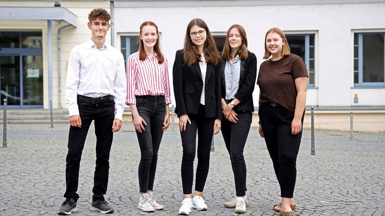 Von links: Gabriel Wygasch, Nadine Jossa, Johanna Strauß, Amelie Polosek und Janne Brundisch gehören zu den besten Abiturienten in Riesa.