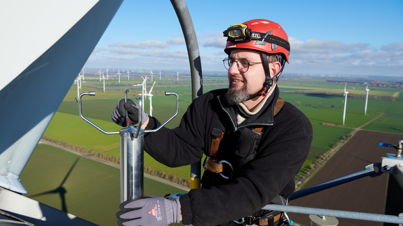 Ein Mitarbeiter der Firma NBB Windpower Dresden bei der Wartung einer Windkraftanlage.