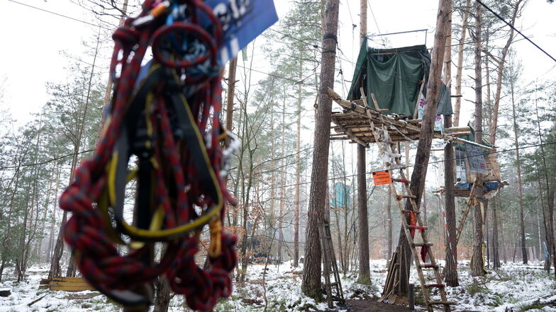 Die Waldbesetzer im Heidebogen haben Baumhäuser eingerichtet, in die sie sich bei einer möglichen polizeilichen Räumung des Waldgebiets zurückziehen wollen.