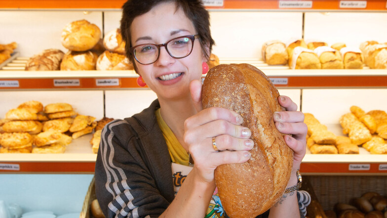 Am Geruch lasse sich nicht erkennen, ob das Brot noch frisch ist, mit einem Griff hingegen schon: Luisa Hommel prüft ein Sauerteigbrot vom Vortag.