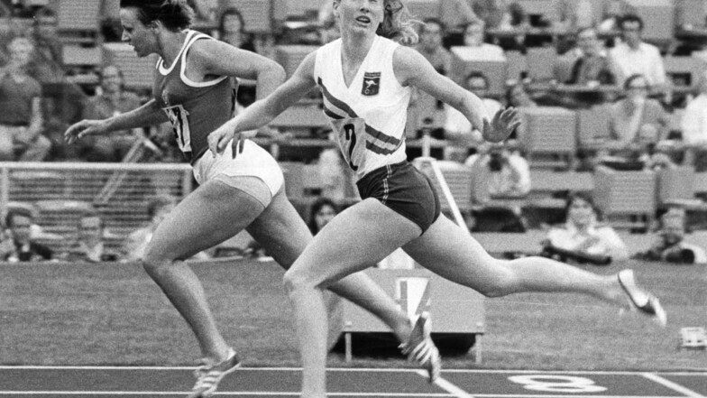 Renate Stecher (l) wirft sich im 200-m-Finale der Olympischen Sommerspiele 1972 in München als Siegerin vor der Australierin Raelene Boyle ins Ziel.