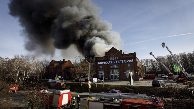 Ein Industriedenkmal in Görlitz steht in Flammen: Der Brand vernichtet die Fabrikhalle von Auto-Roscher, Heimstatt vieler Unternehmen.