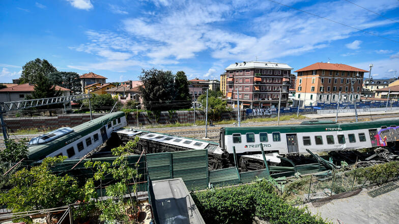 Der Zug entgleiste am Bahnhof Carnate nördlich von Mailand.
