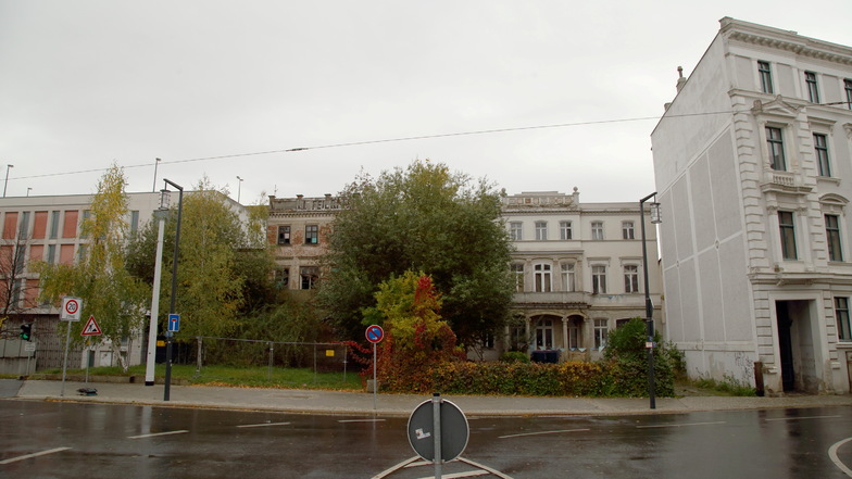 Die zurückgesetzten Villen Postplatz 5 und 6 sollen für eine Erweiterung des Parkhauses (links außen) weichen. Das Haus ganz rechts bleibt stehen.