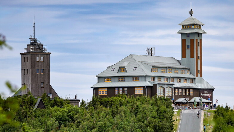 Das Fichtelberghaus (r.) auf Sachsens höchstem Berg.