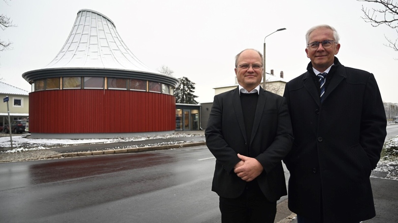 Architekt Olaf Reiter (l.) und Gemeindevorsteher Thomas Hartwig freuen sich, dass die neue Kirche jetzt fertig ist.