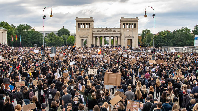 MÜNCHEN: Mehrere tausend Menschen demonstrieren mit Plakaten auf dem Königsplatz in der bayerischen Landeshauptstadt gegen Rassismus.