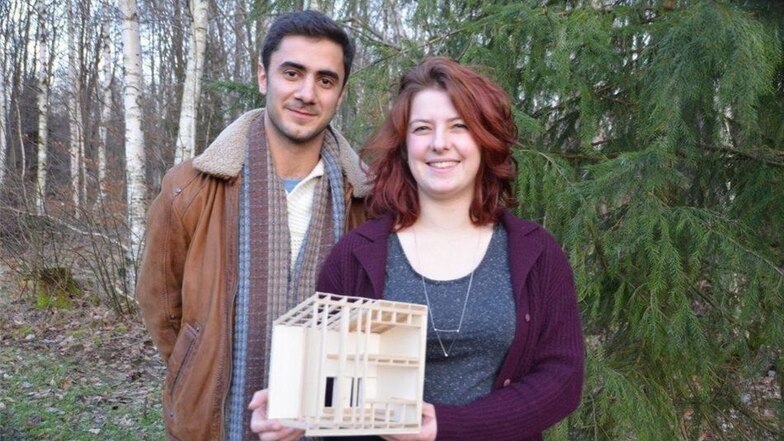 Farhad Babayev und Léa Wassong mit dem Modell ihrer Hütte.