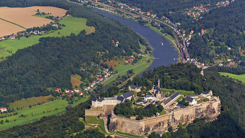 Königstein mit der markanten Festung im Vordergrund.
