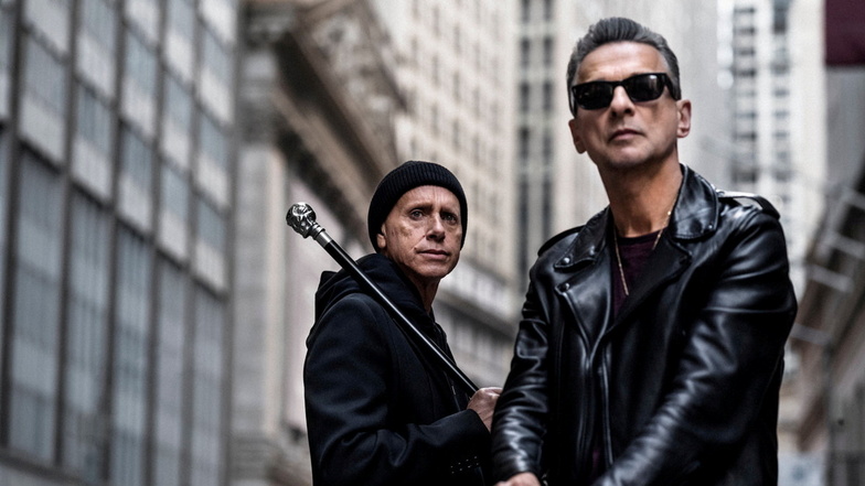 Martin Gore (l.) und Dave Gahan von der Band Depeche Mode veröffentlichen am 24. März ihr 15. Studioalbum "Memento Mori". Ein Doppeldecker-Bus mit Merchandise-Artikeln wird am Samstag Halt in Dresden machen.