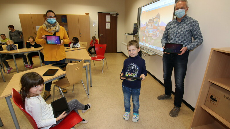 Die Ostrauer Grundschule hat 17 Laptops bekommen und verfügt über eine gute digitale Ausstattung.