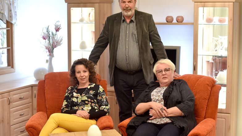 Reinhard Schimon mit Ehefrau Elke und Tochter Tina Wagner vom Einrichtungshaus auf der Äußeren Oybiner Straße in Zittau sind wieder für die Kunden da.