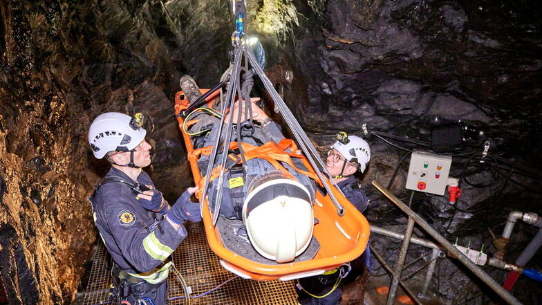 Rettung aus der Tiefe: Spezialisten der Heidenauer Feuerwehr übten am Freitagnachmittag im Berggießhübler Marie Louise Stolln den Ernstfall.