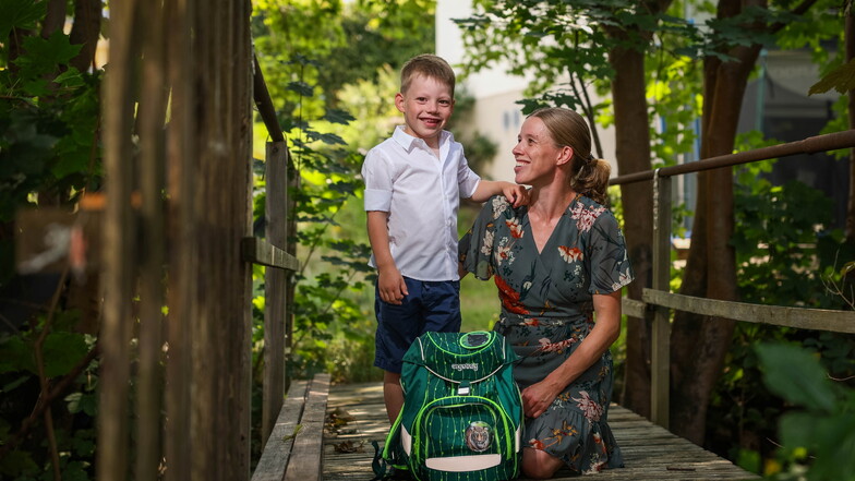 Arthur aus Radeberg freut sich auf seine Schuleinführung am Sonnabend. Mama Anja Kraft plant dazu eine kleine Feier im Garten.