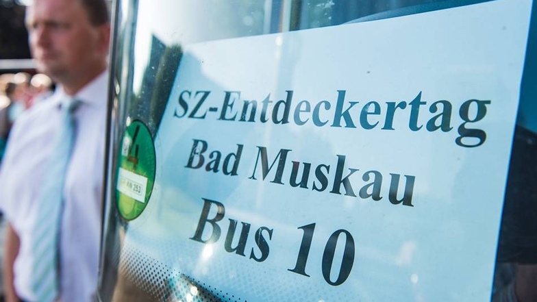 Zehn Busse luden in Dresden vor dem Haus der Presse zur Tour ein.