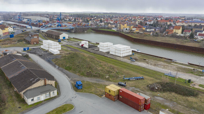 Derzeit werden die Container im Riesaer Hafen im Norden umgeschlagen (hinter der Hafenbrücke). Künftig soll das mit einem neuen Terminal im Süden (Bildvordergrund) passieren. Doch der Bau ist bisher nicht genehmigt.
