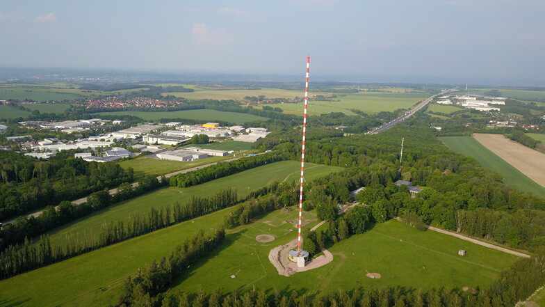 Das Vorbild für Jörg Schlegels Modell: Der 153 Meter hohe Wilsdruffer Sendemast, der am 1. August 2021 gesprengt wurde.