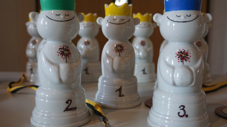 Lustige Schachfiguren aus Porzellan.