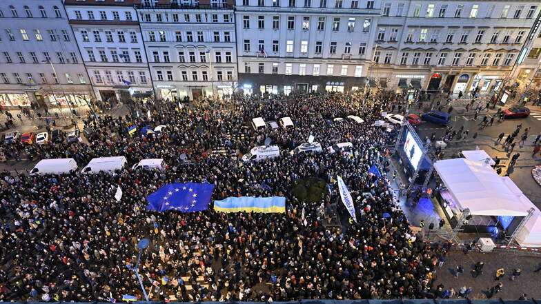Tausende Tschechen hatten sich zuletzt in Prag versammelt, um gegen die russische Invasion in die Ukraine zu protestieren.