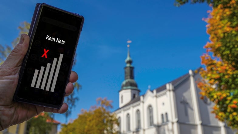 Seit Sommer 2022 klagen besonders die Vodafone-Nutzer über das Funkloch in Gaußig. Nun soll ein mobiler Sendemast den Ort wieder an den Mobilfunk anschließen.