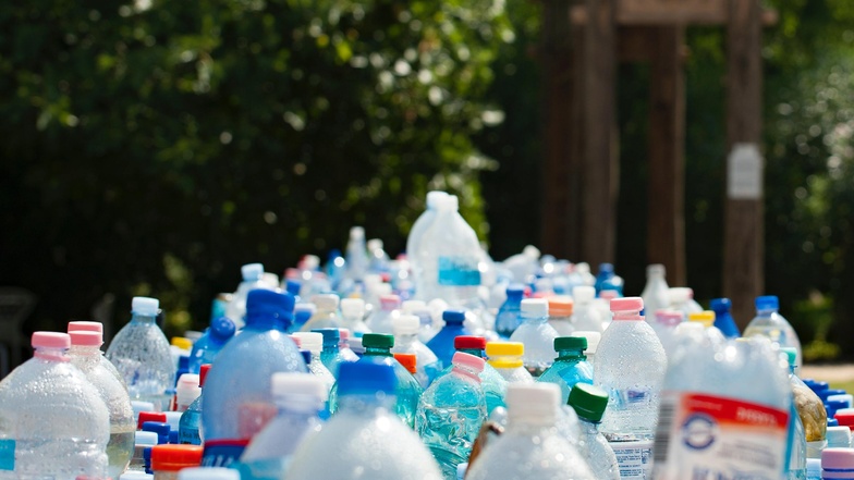 Wasser aus Plastikflaschen kostet mehr und sorgt für Plastikmüll. Deshalb lieber Wasser aus der Leitung in eine wiederverwendbare Flasche abfüllen.