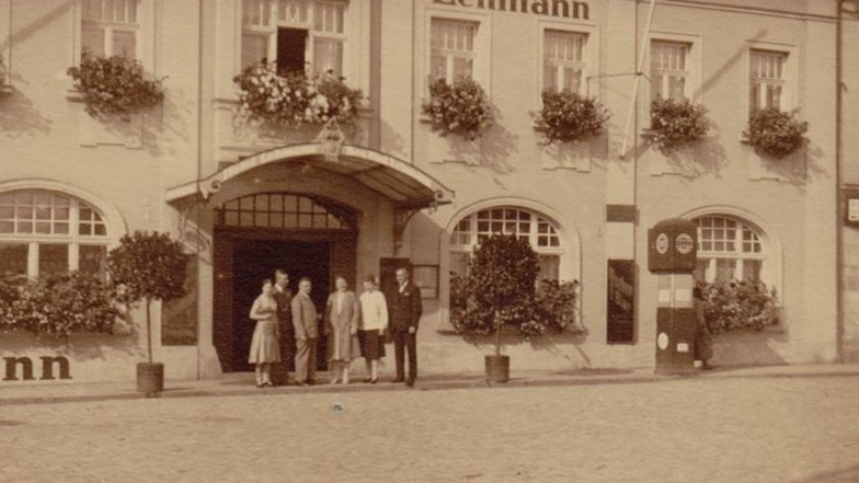 Das Hotel Lehmann am Bönischplatz, oberhalb des Bahndamms, gehörte zu den wichtigsten Anfahrpunkten in der Stadt. Eine Tanksäule war selbstverständlich.Fotos: privat